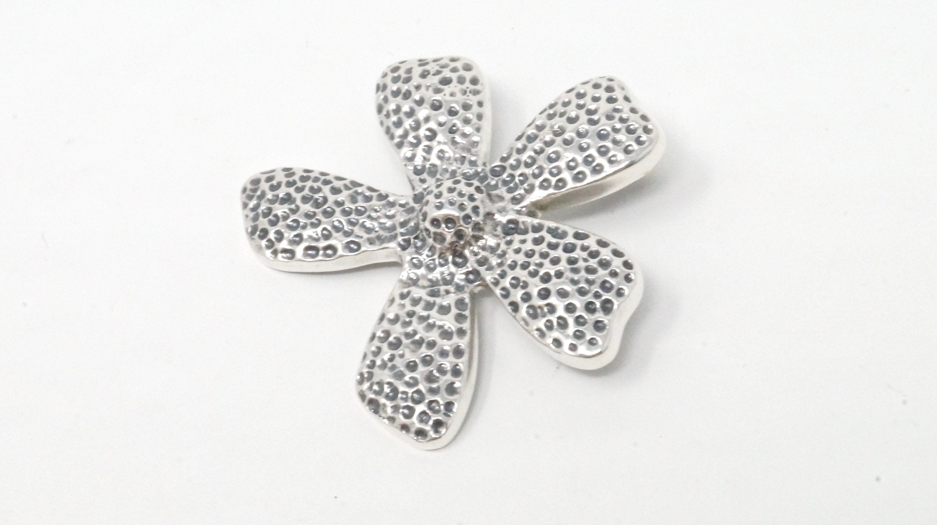 Vintage Designer Silpada Sterling Silver Hammered Daisy Flower Necklace Pendant