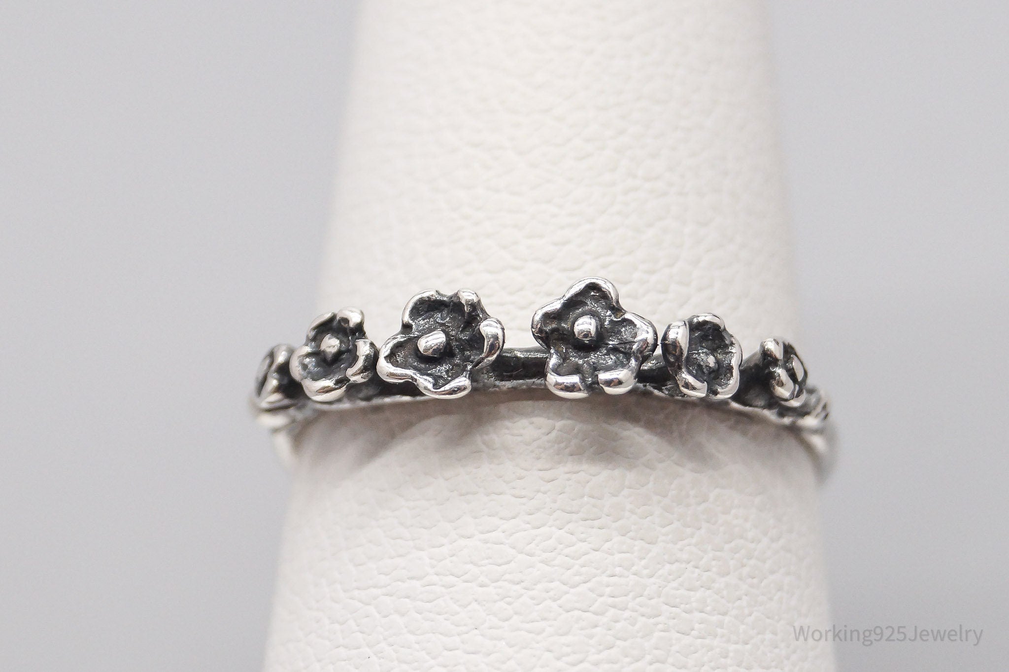 Vintage Raised Flowers Pattern Silver Ring - Size 7.5