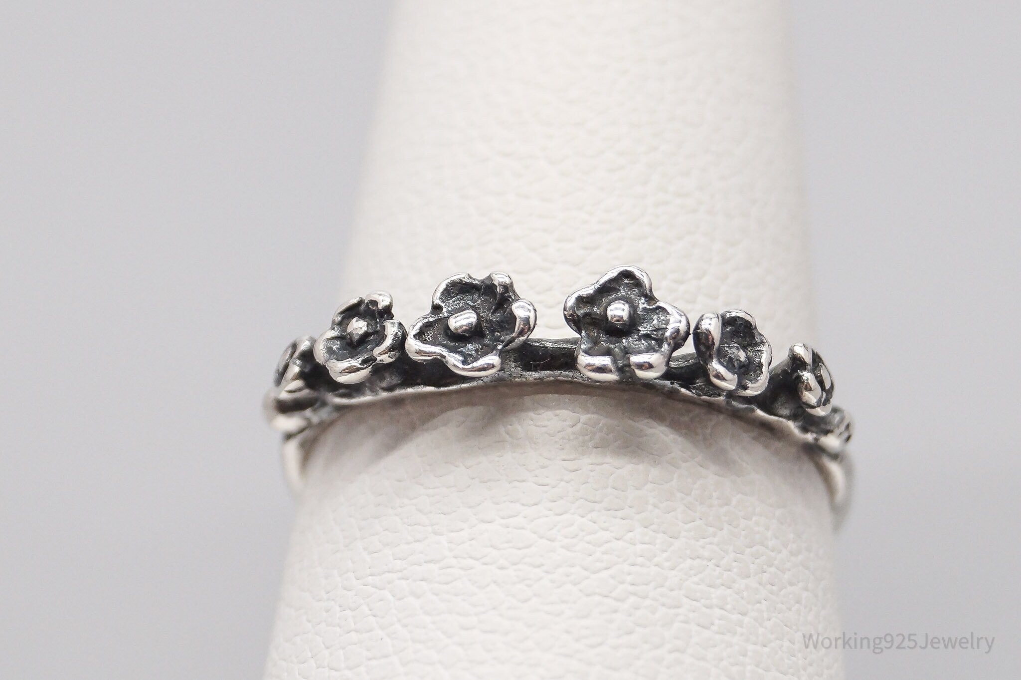 Vintage Raised Flowers Pattern Silver Ring - Size 7.5