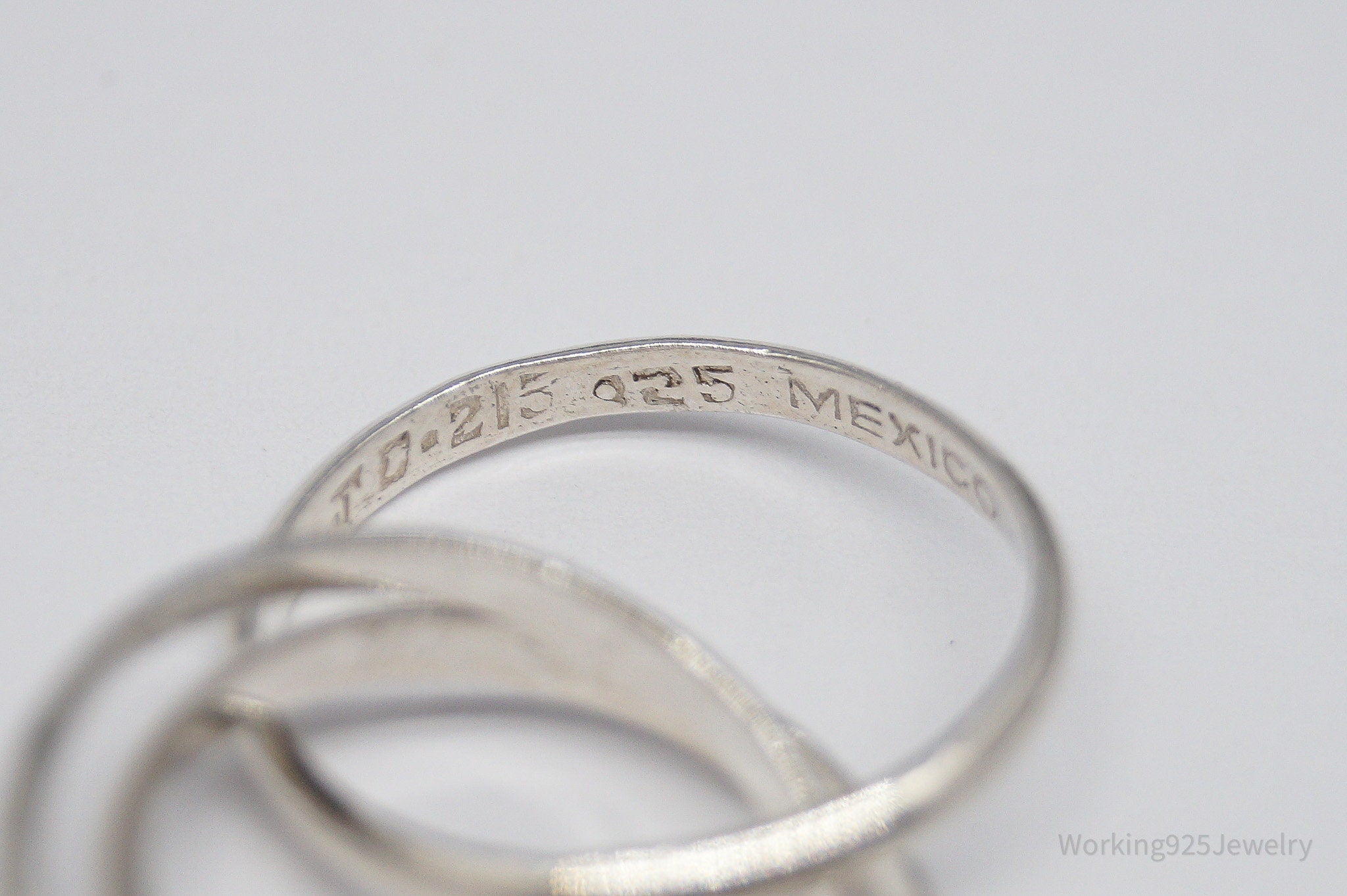 Vintage Intertwined Rings Sleek Modern Sterling Silver Ring - Size 5.5