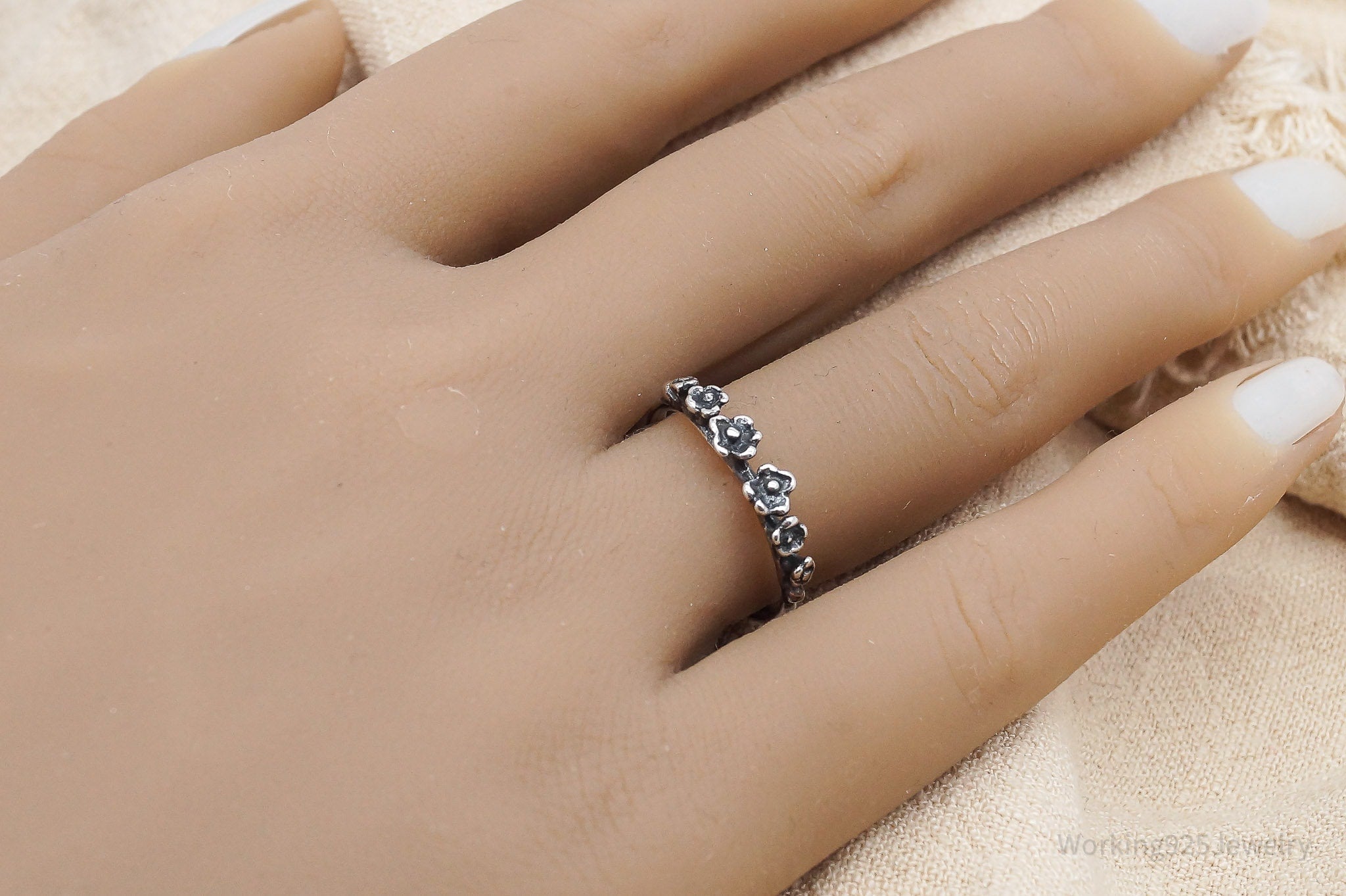 Vintage Raised Flowers Pattern Silver Ring - Size 7.5