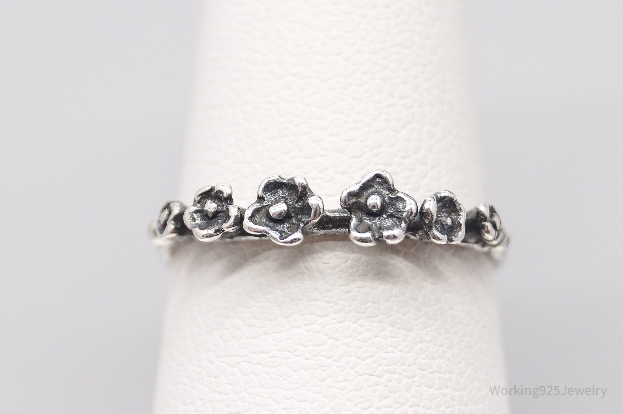Vintage Raised Flowers Pattern Silver Ring - Size 7.5