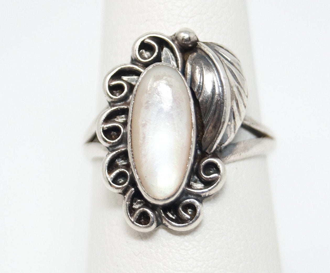 Vintage Native American Mother Of Pearl Unsigned Sterling Silver Ring - Sz 6.5