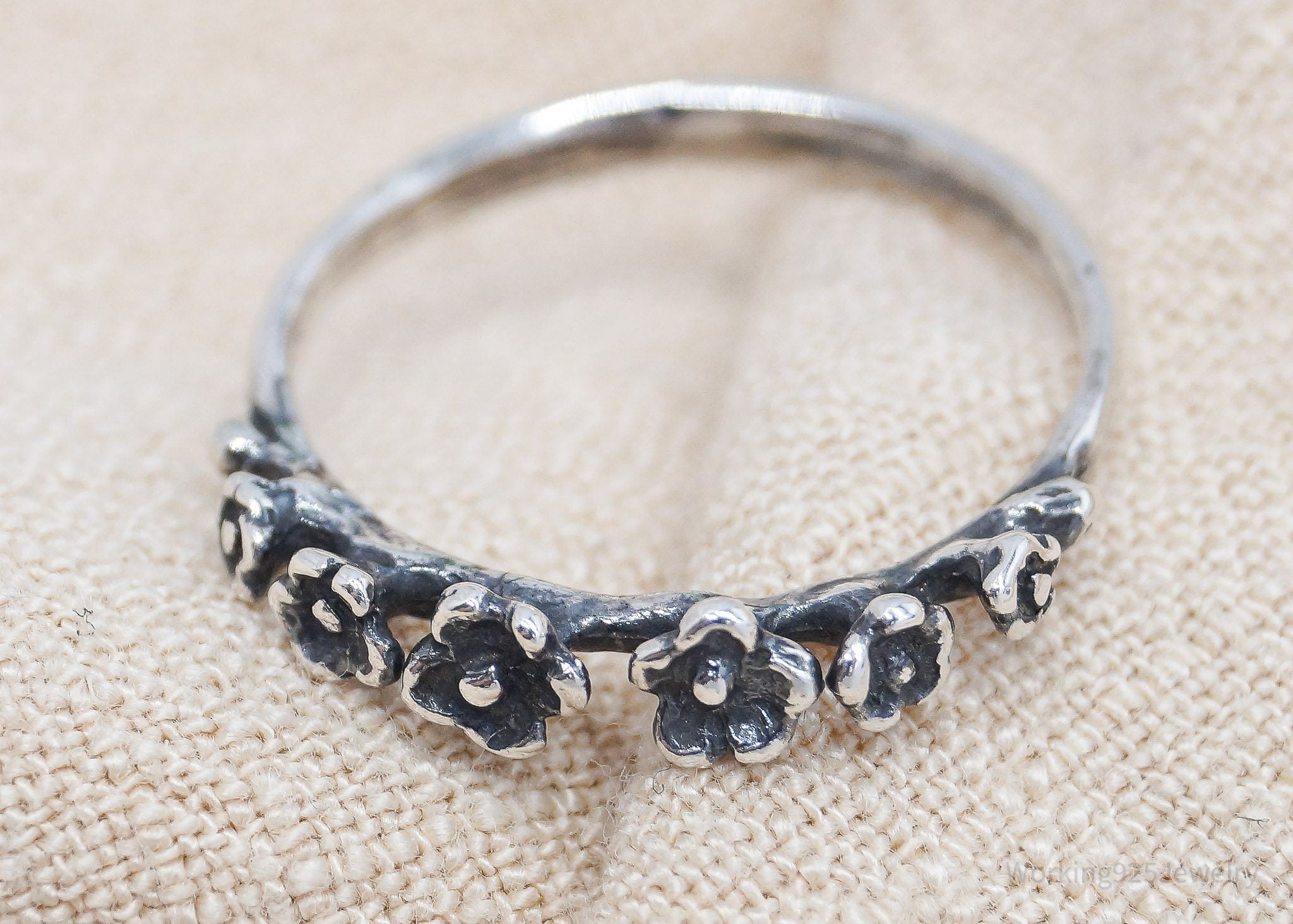 Vintage Raised Flowers Pattern Silver Ring - Size 7.5