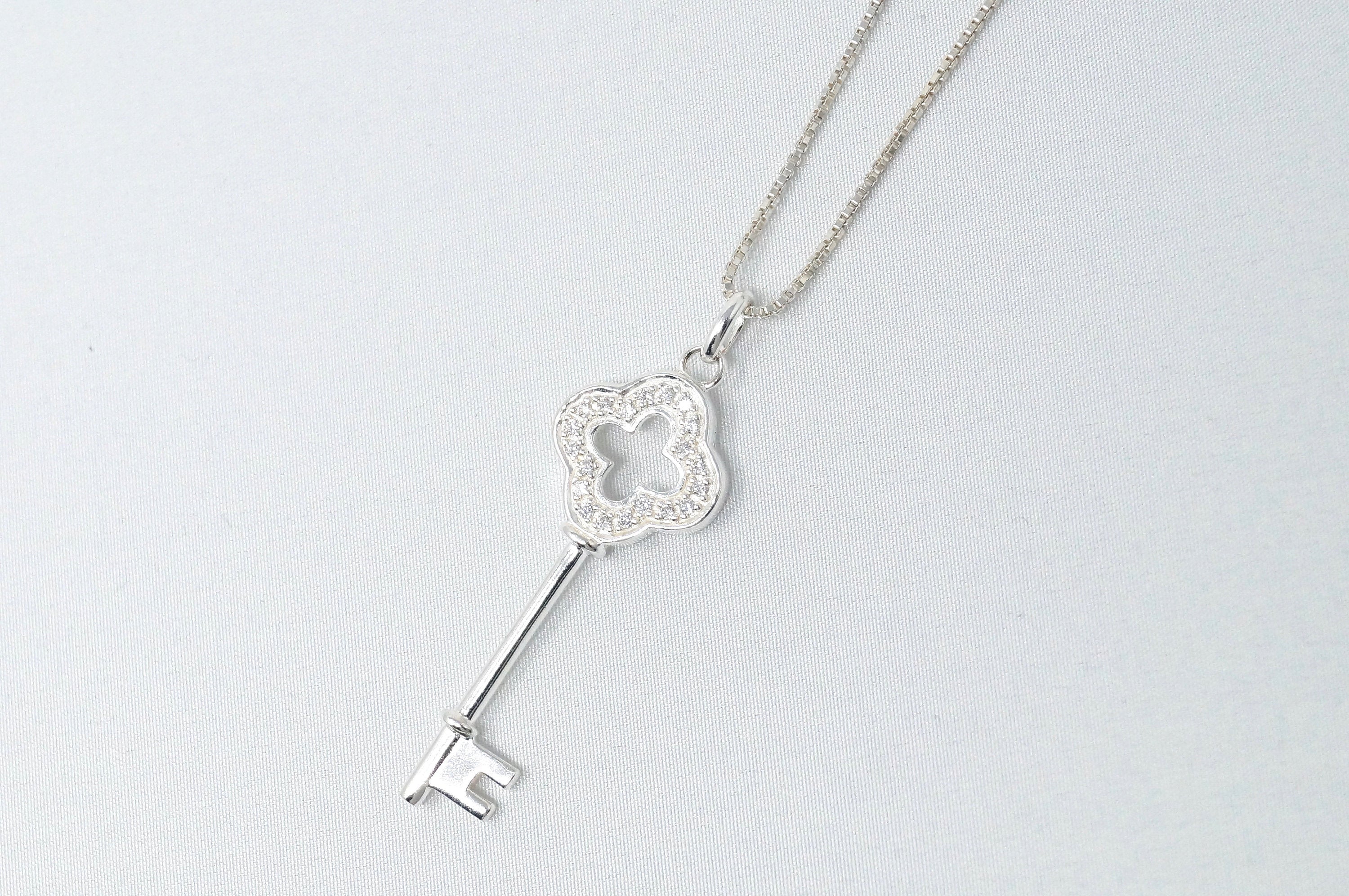 STUNNING Vintage Cz Accented Royal Key Sterling Silver Necklace 16" -