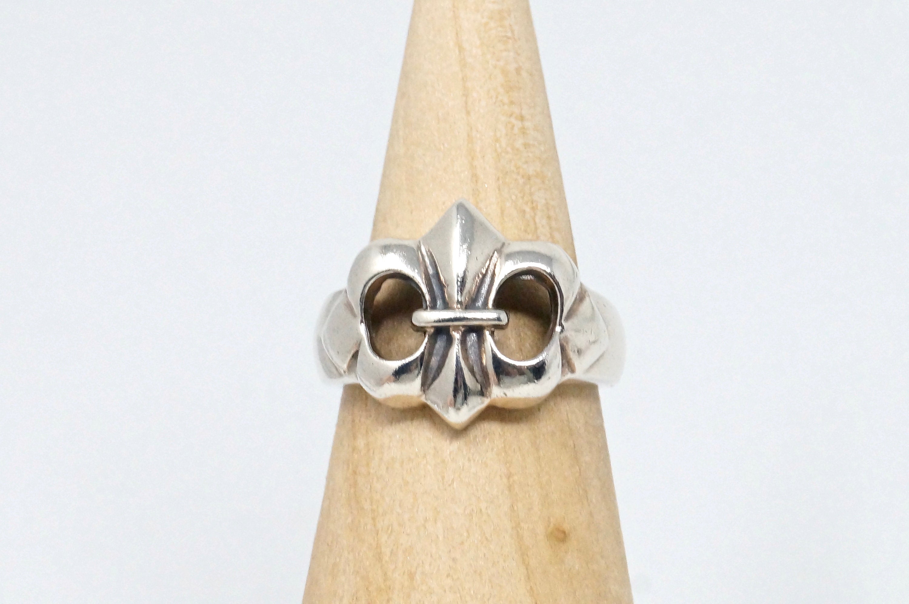 Reserved* Lovely Vintage Royal Fleur De Lis Sterling Silver Ring - Size 7.75 -775531364