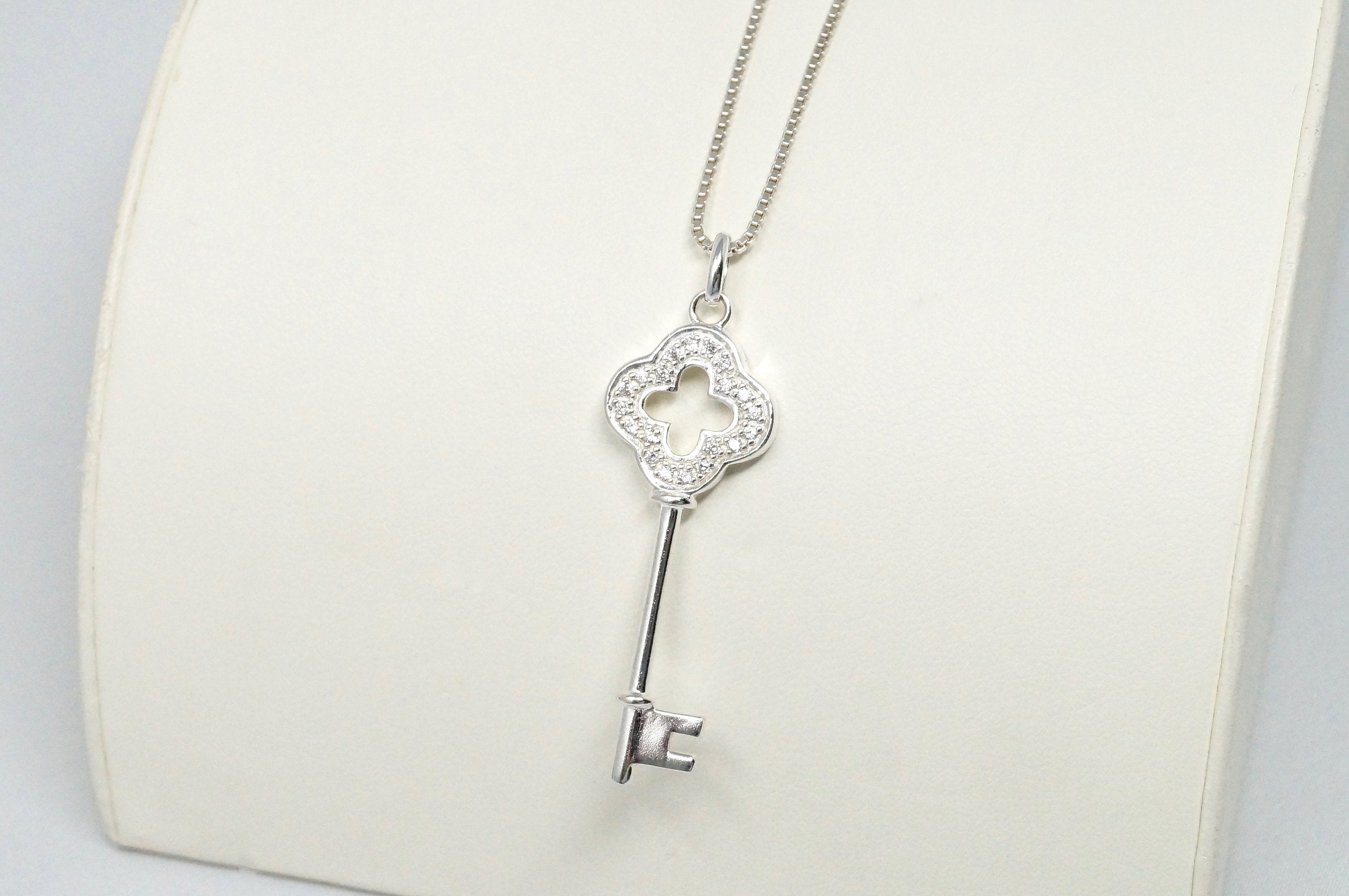 STUNNING Vintage Cz Accented Royal Key Sterling Silver Necklace 16" -