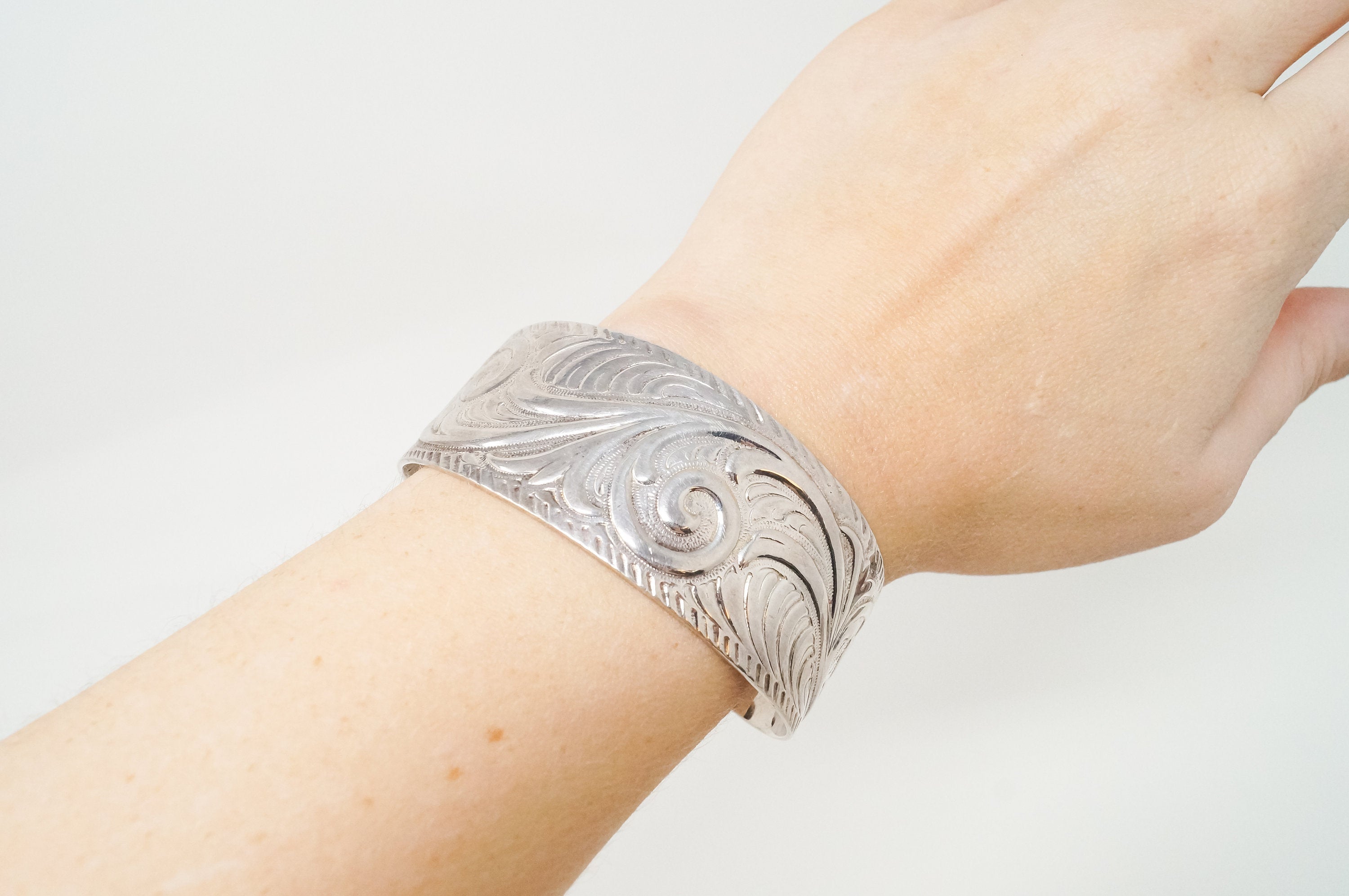 Vintage Floral Pattern Repousse Swirl Carved Sterling Silver Bangle Bracelet