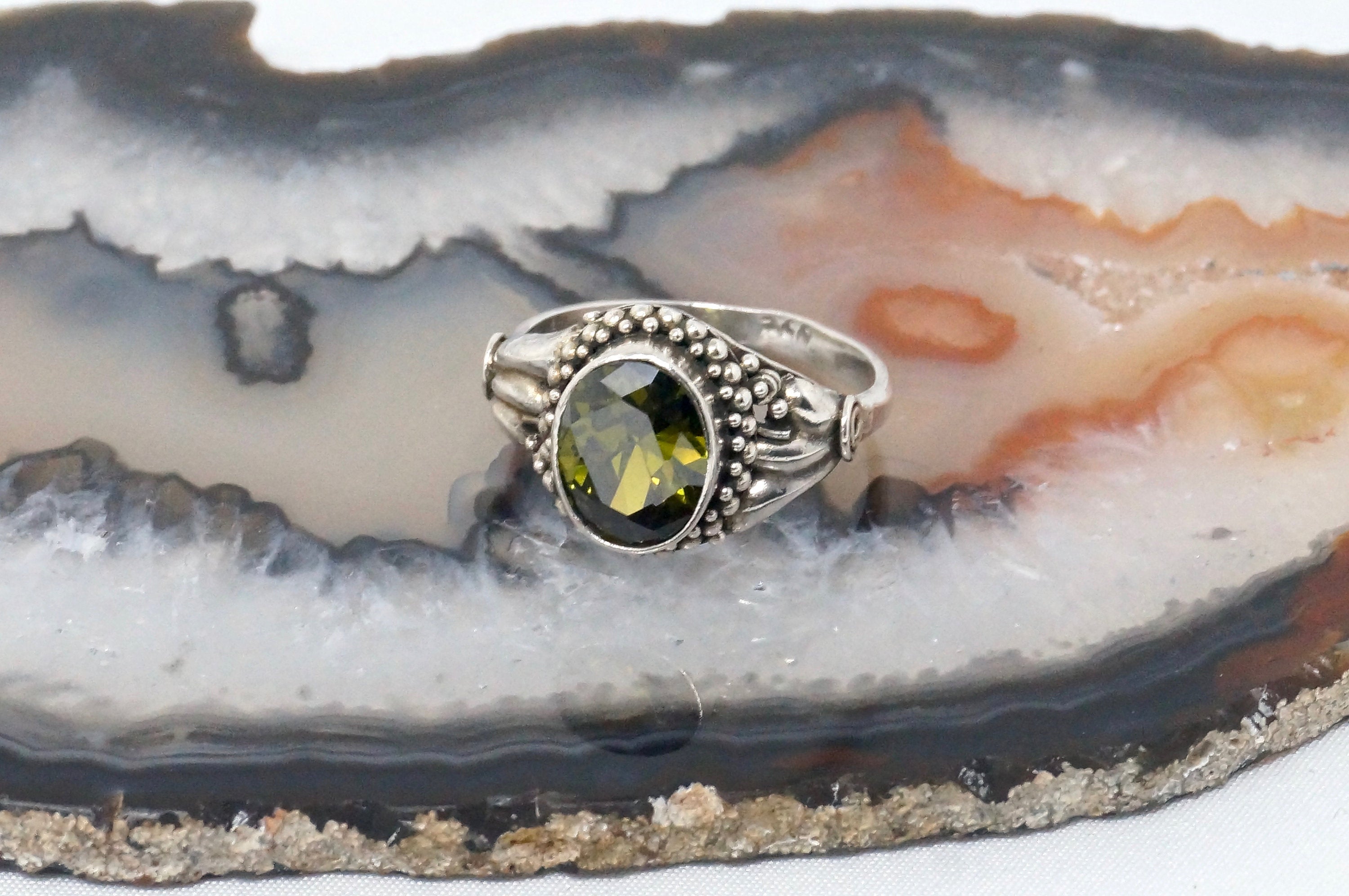 Beautiful Vintage Green Peridot Gemstone Sleek Sterling Silver Ring - Size 6