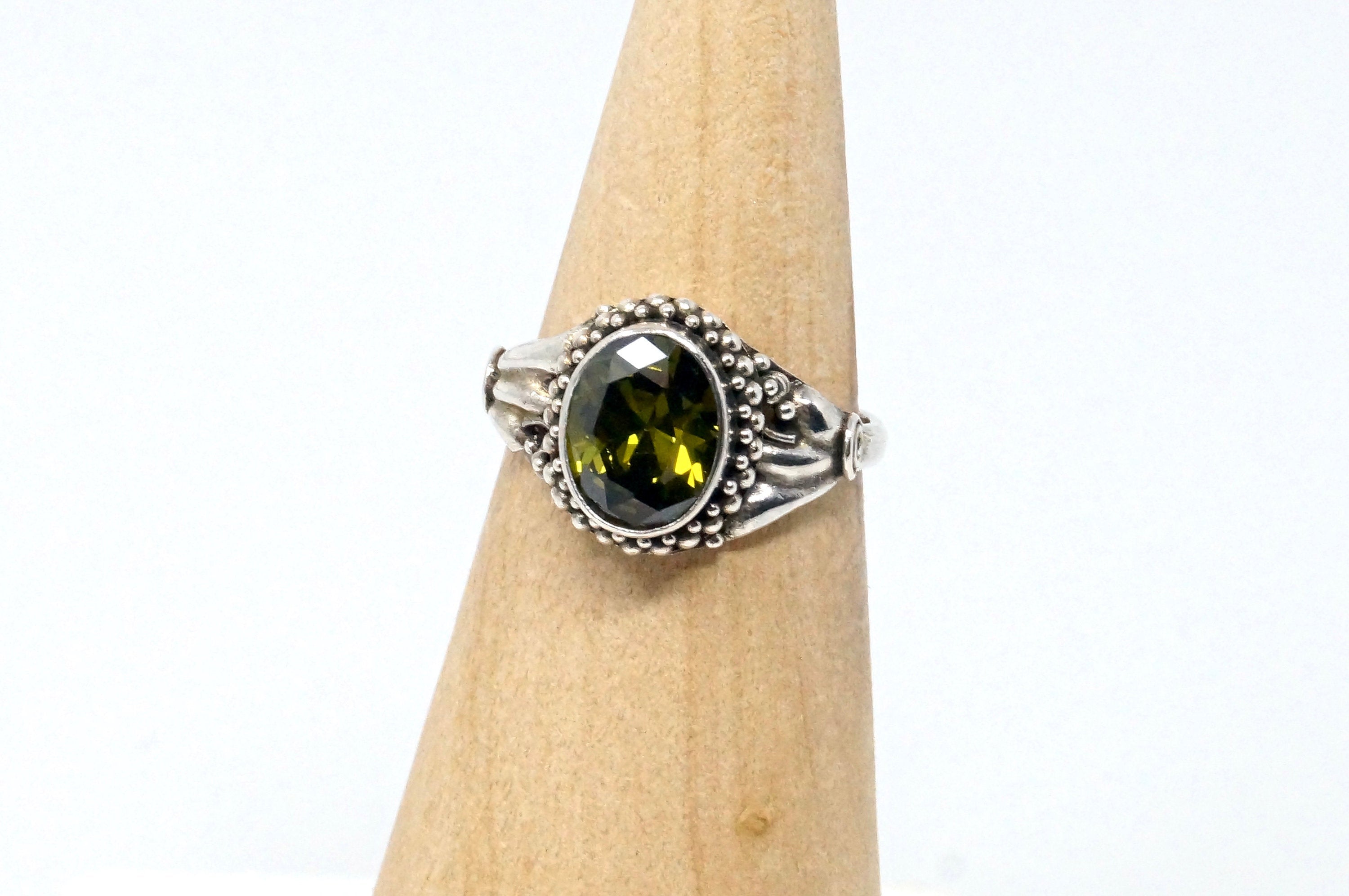 Beautiful Vintage Green Peridot Gemstone Sleek Sterling Silver Ring - Size 6